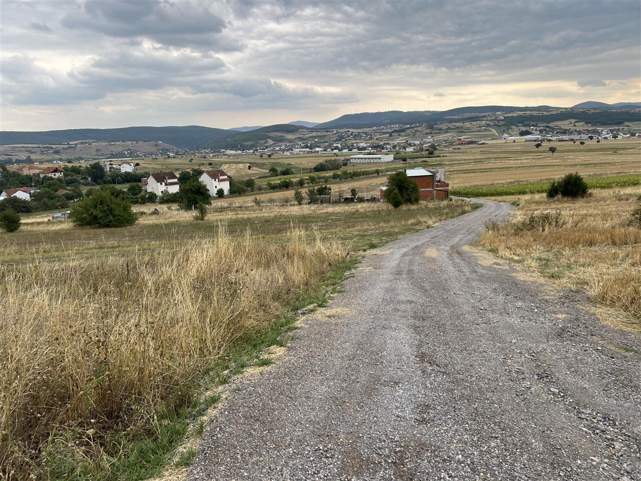 Shitet-parcella-40-ari-ne-kosaq-parcella-ka-rrug-si-dhe-pamj