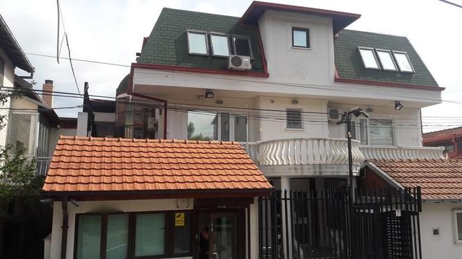 Shitet objekti 1200m2 ne 7 ari truall ne Arberi