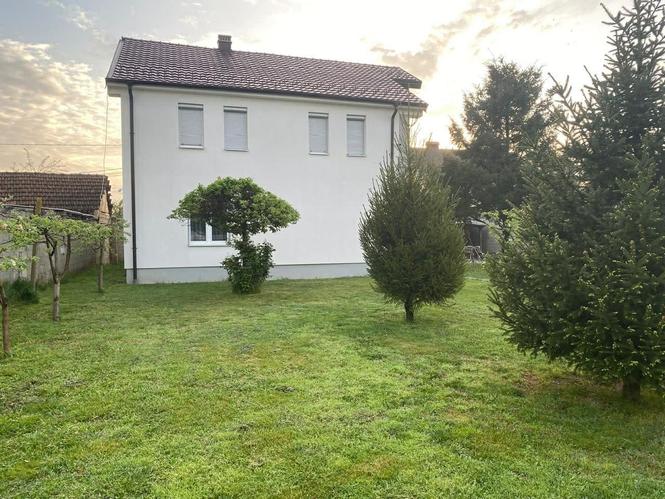 Shitet Shtëpi Moderne me 16.4 Ari Tokë + 2 Lokale – Gjakovë
