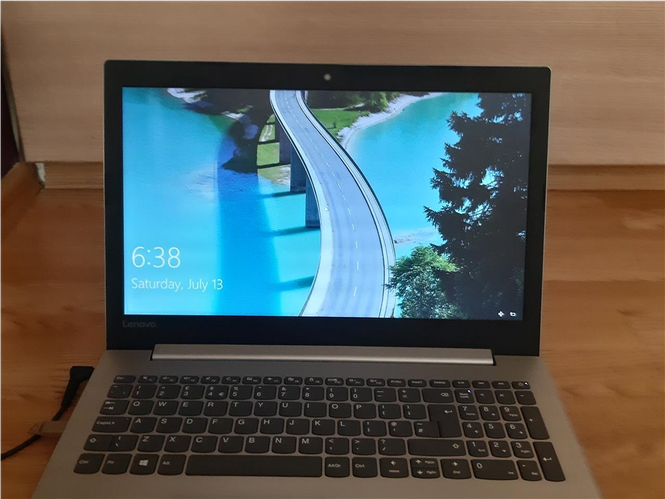 Laptop LENOVO