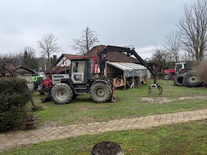 Traktor me kran