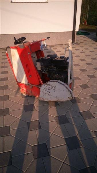 Makina-per-prerjen-e-Asfalltit