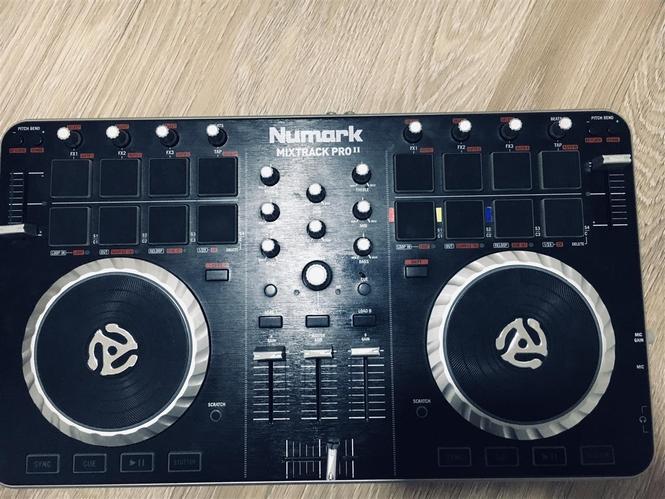 Mixtrack  dj controller 