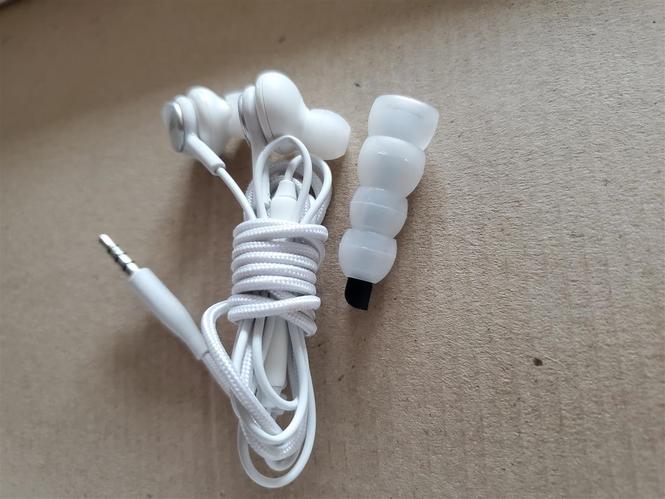 Adapter dhe ndegjuse