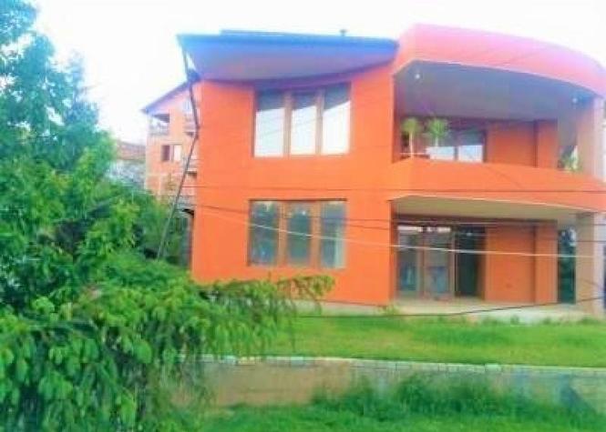 Shitet shtëpia 300m2 në 5.50 ari truall Taslixhe