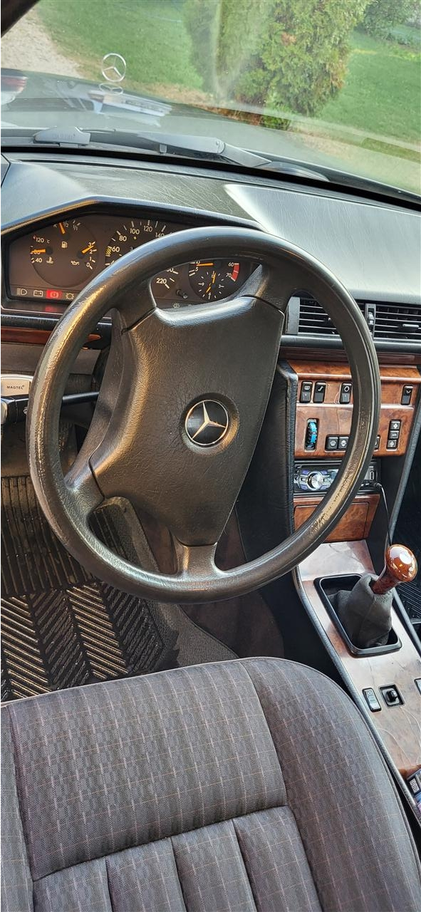 Shes-veturen-Mercedes-Benz-E200-W124-classic