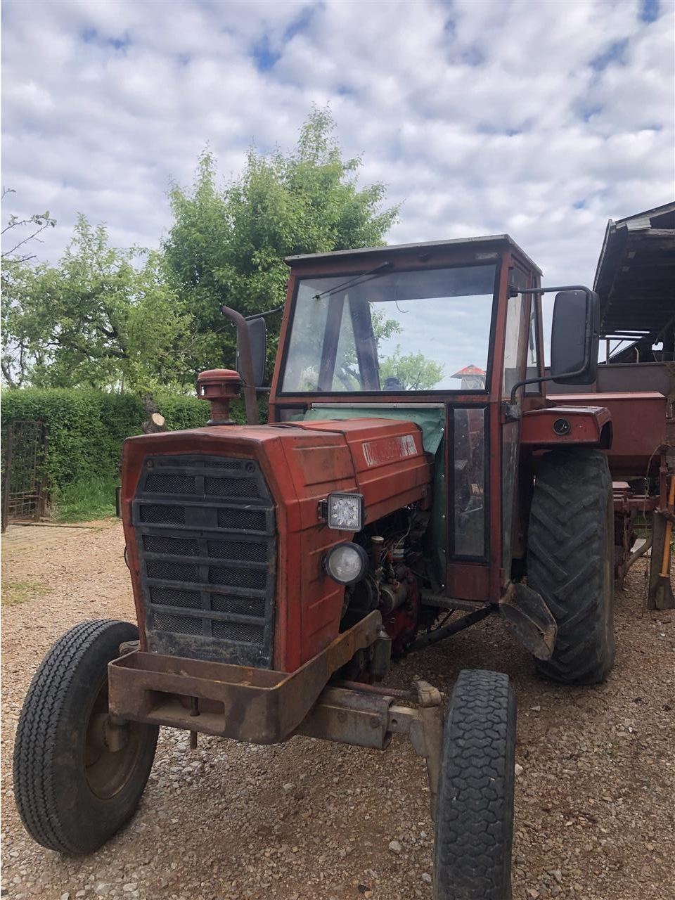 Traktor-IMT-577