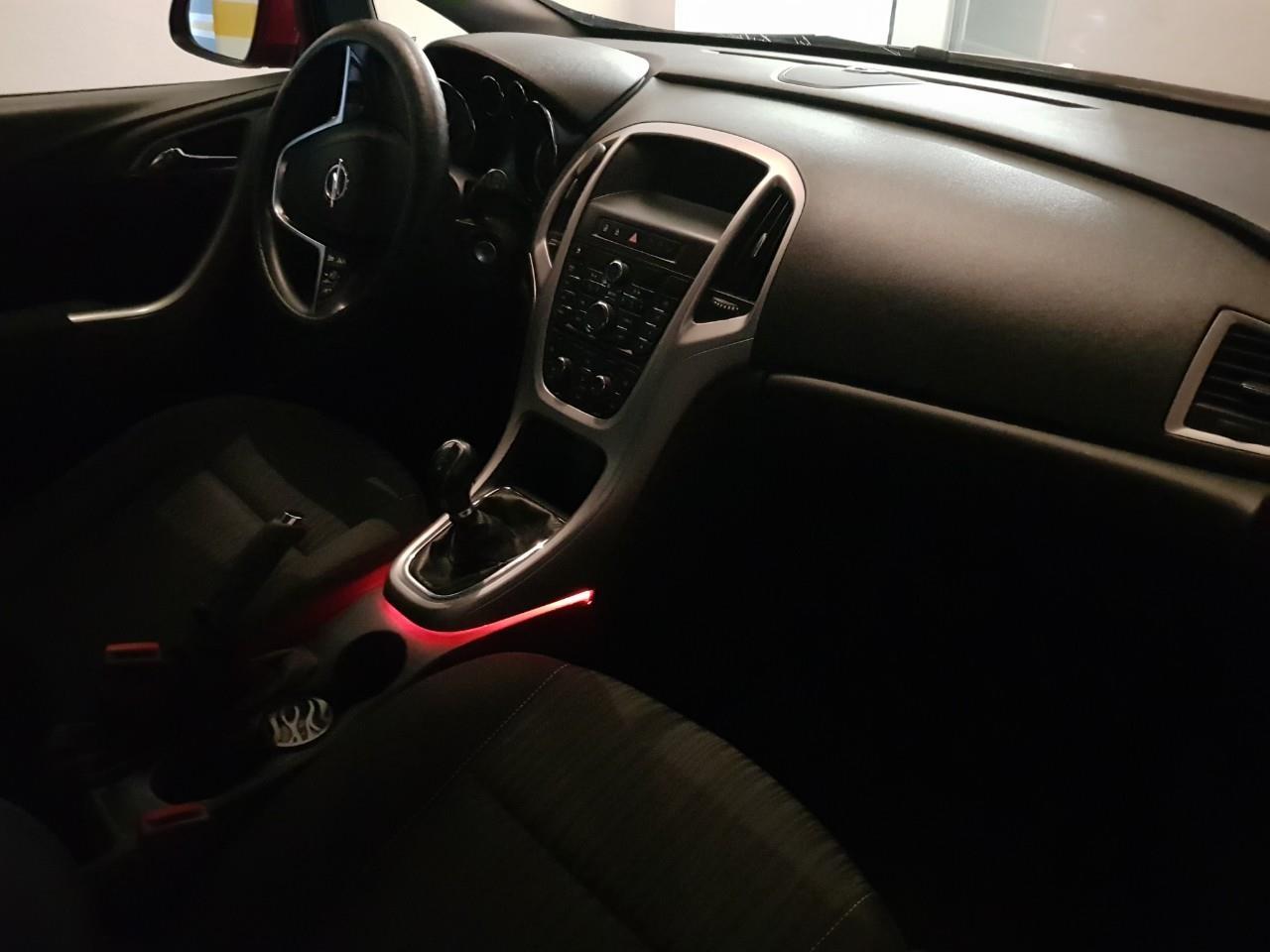 Opel-Astra-J-2011