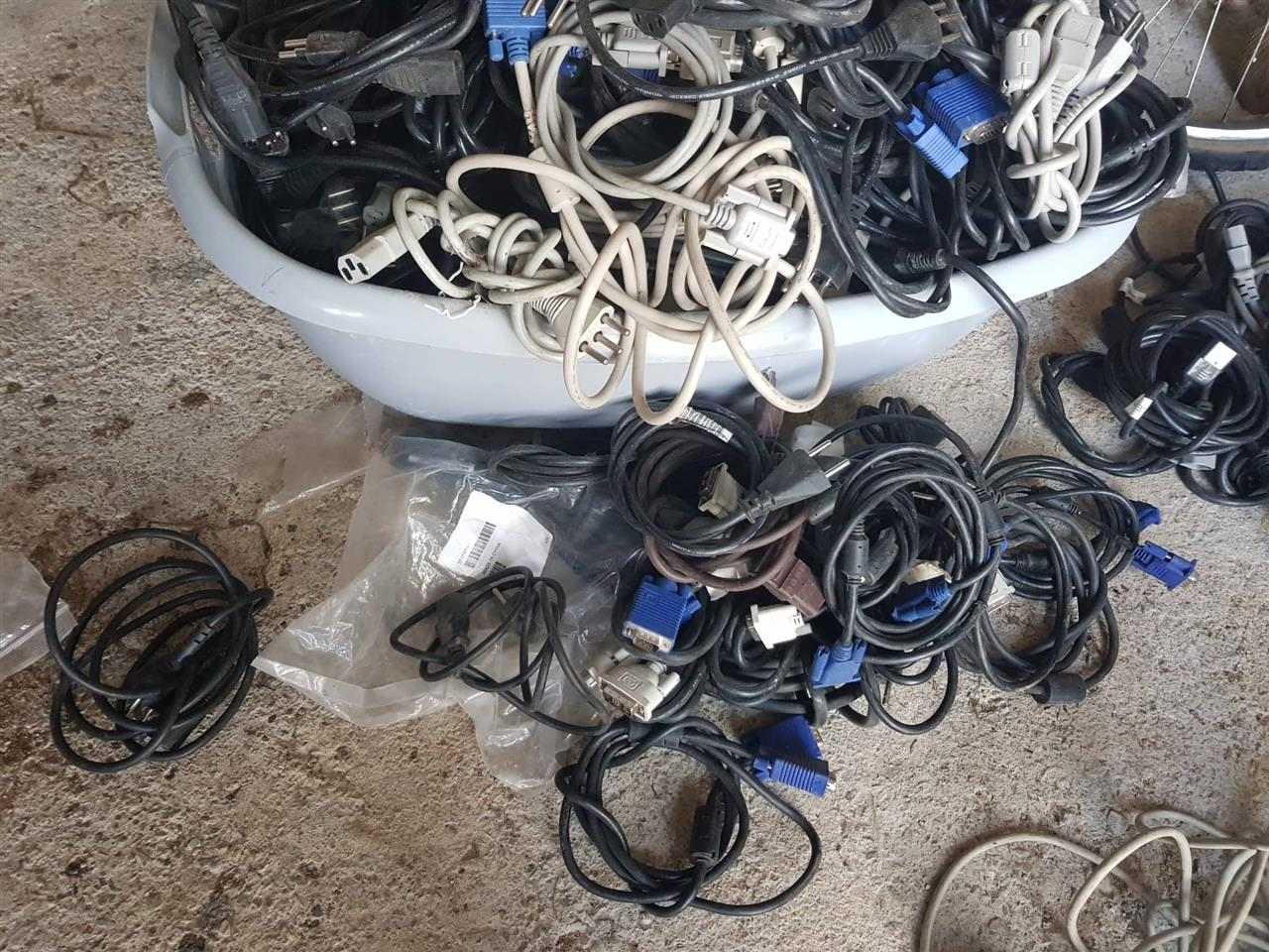 Adaptera-dhe-kabllo-te-ndryshem