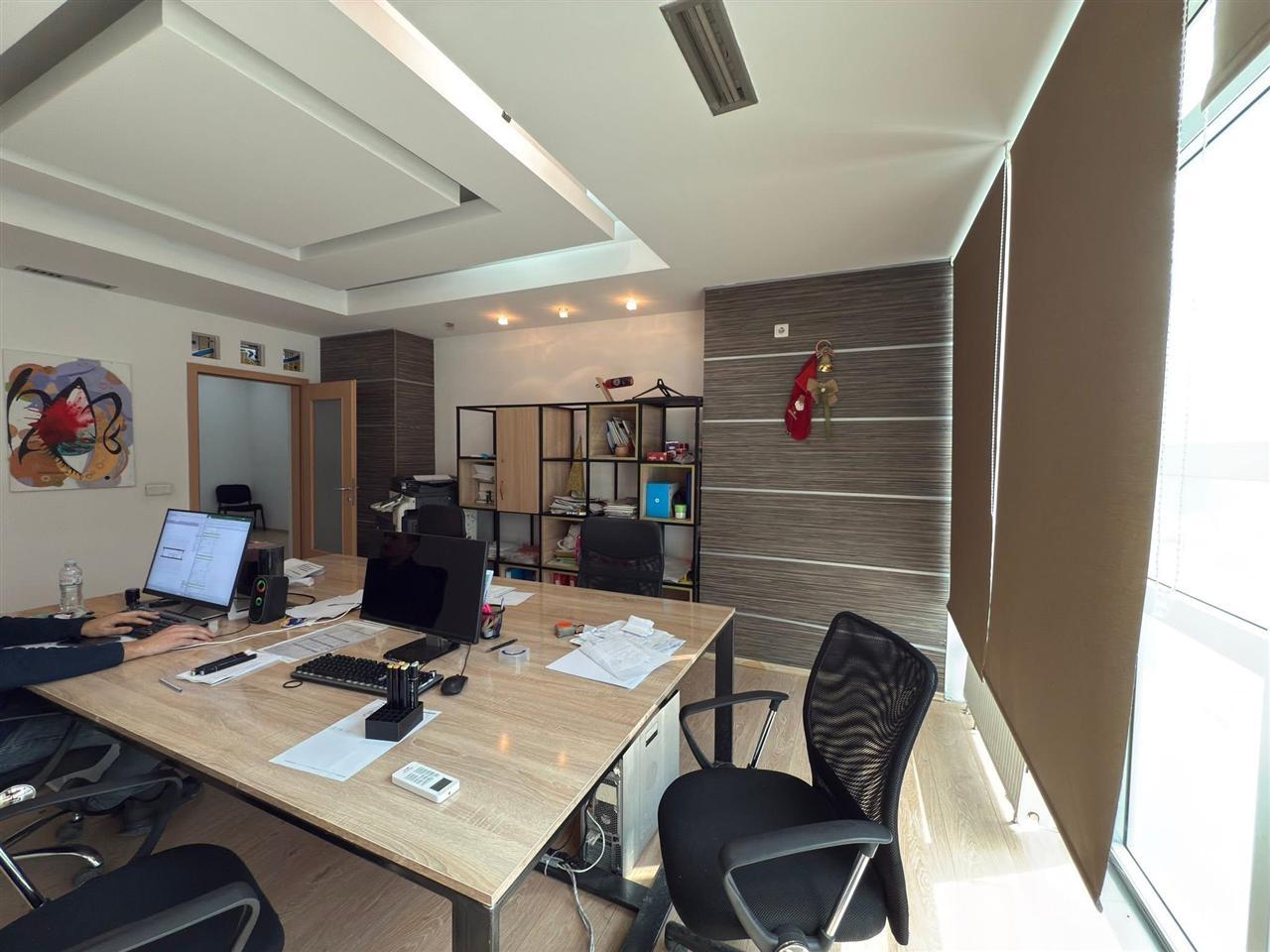 Zyrë-me-qera--150m2--afer-Sach-caffe--Raiffaisen-