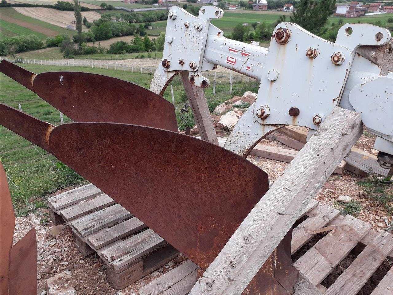Pllugj-për-traktor-
