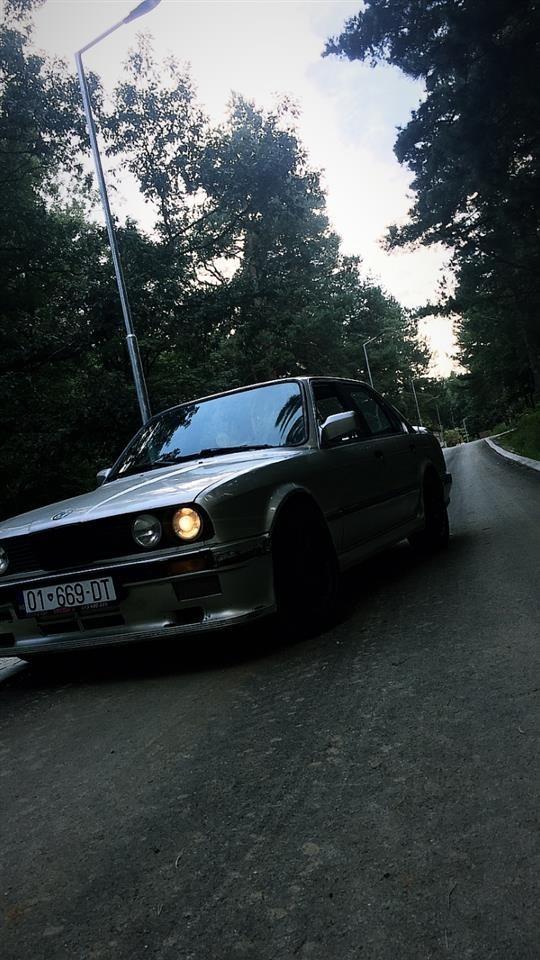 Shitet-BMW--E30-