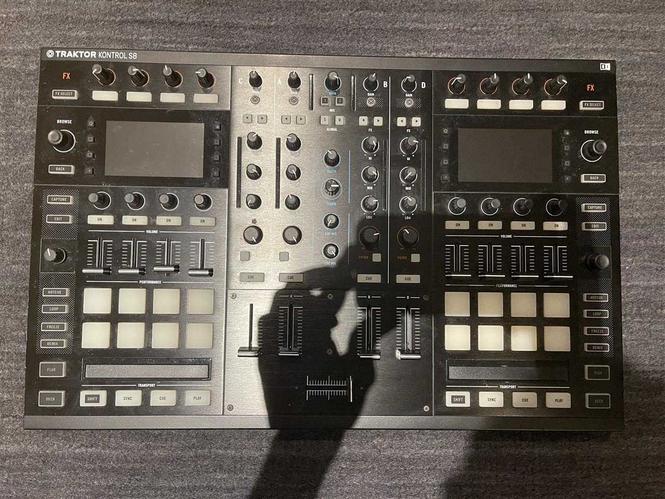DJ S8 Traktor Controller