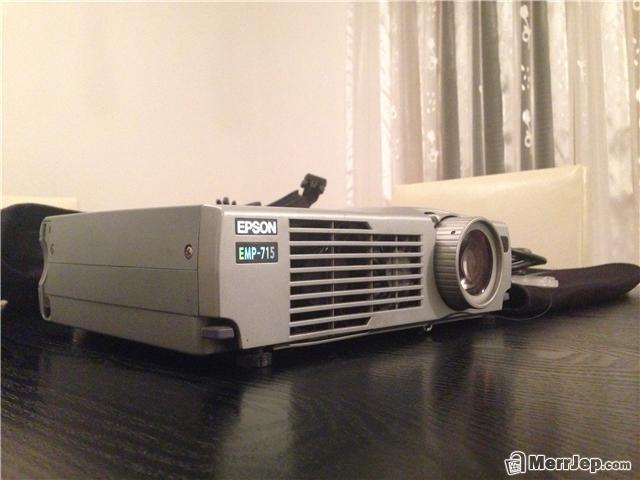 Projektor-Epson-EMP-715c-LCD-Projector