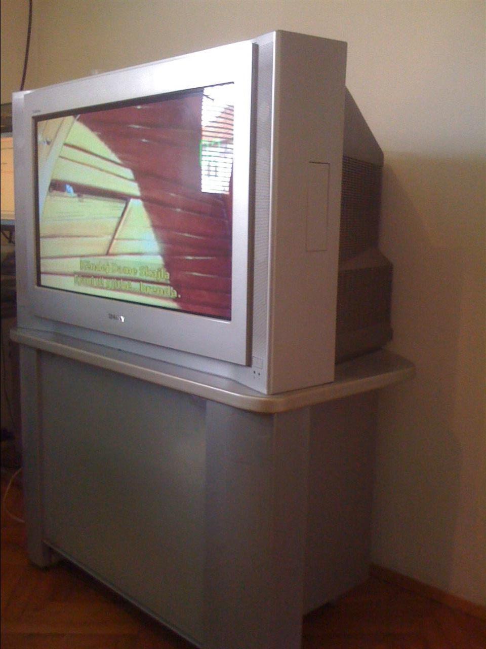 TV-me-komod-