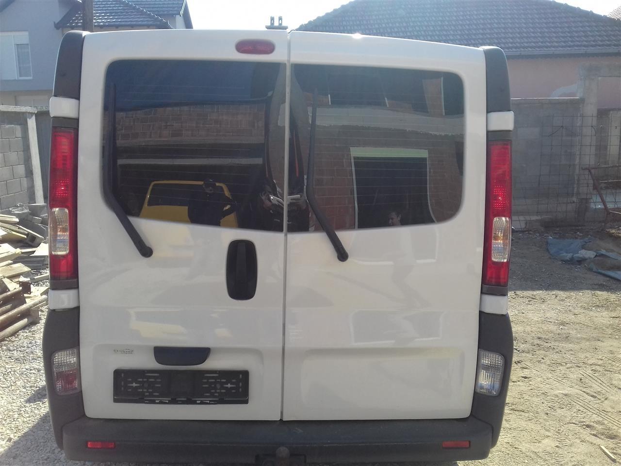 Opel-vivaro-2010-