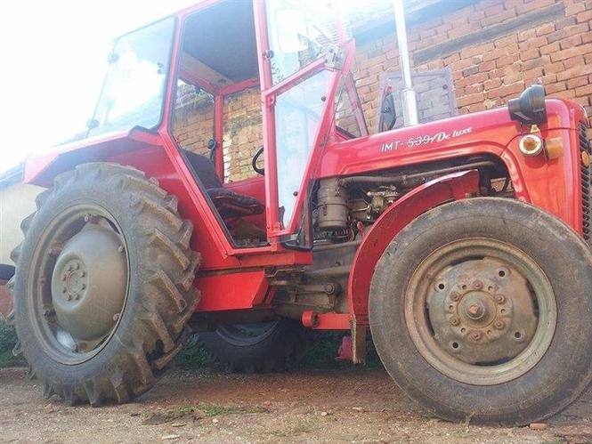 Traktor IMT539
