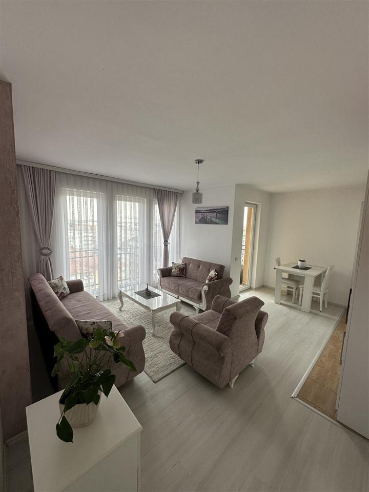 -Qira-Banes-Komode-ne-Fushe-Kosove-Perball-Bau-Marketit