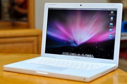 MACBOOK-Apple