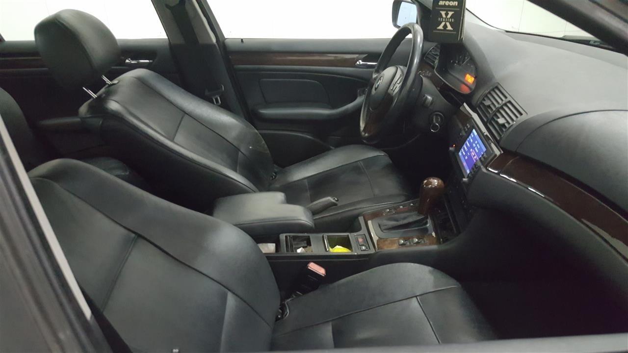 BMW-320i