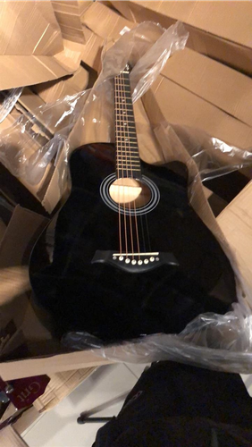 Gitare e re akustike