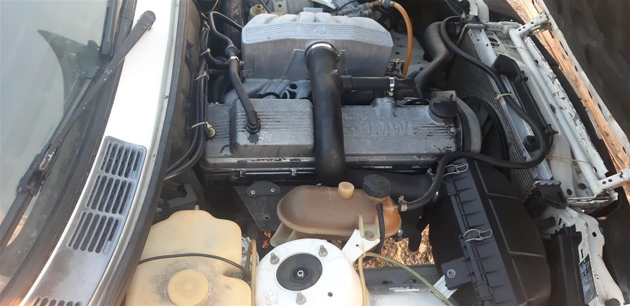 BMW-E30-2-4D