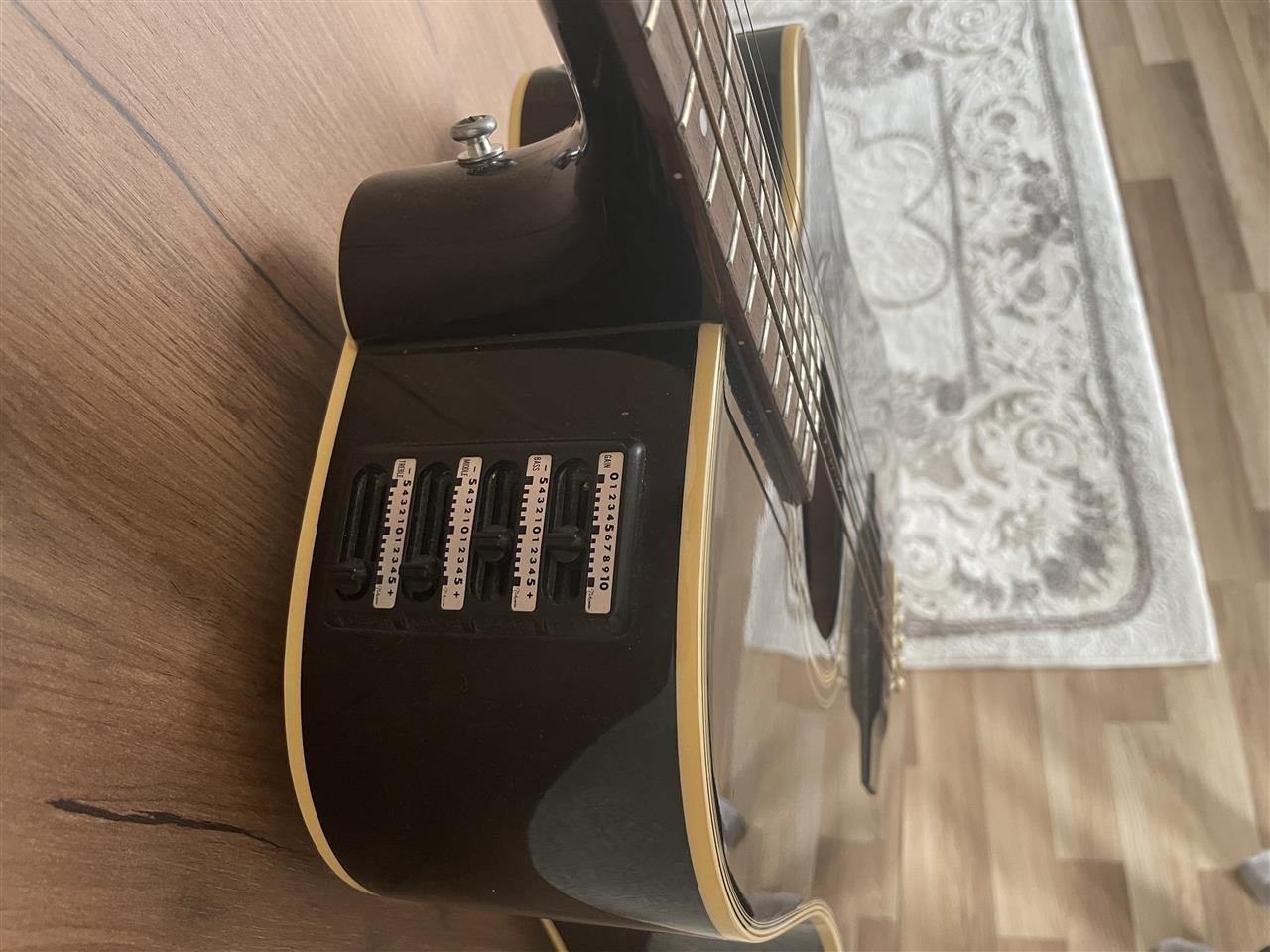 Gitare-Takamine