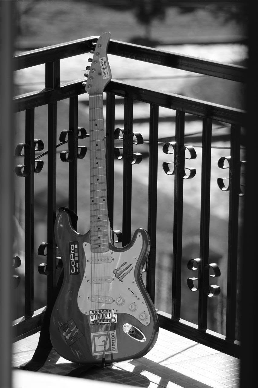 Gitare-Elektrike-