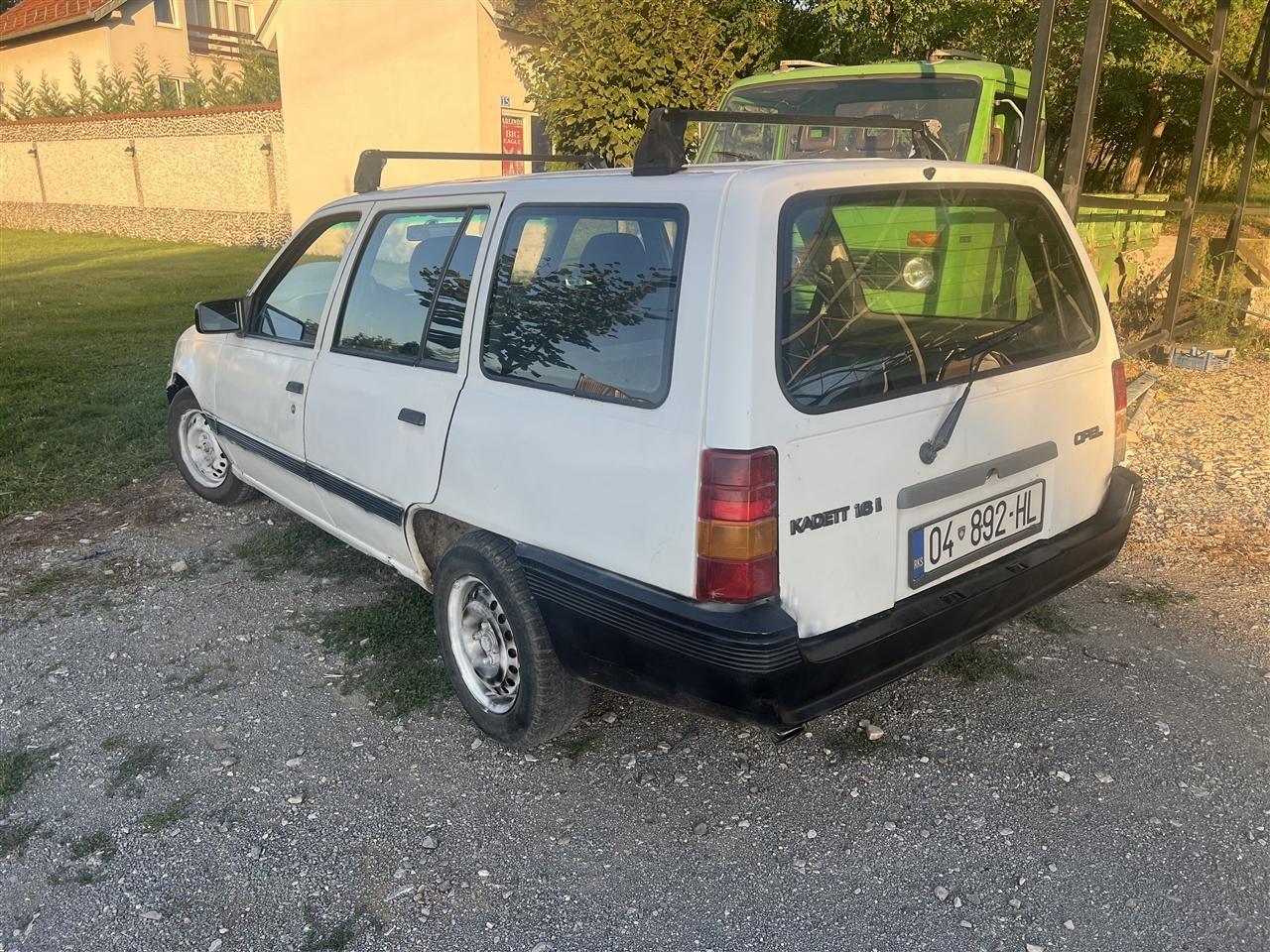 Shes-opel-kadet-1-6-benxin-rks-skadun-ne-gjendje-shum-te-mir