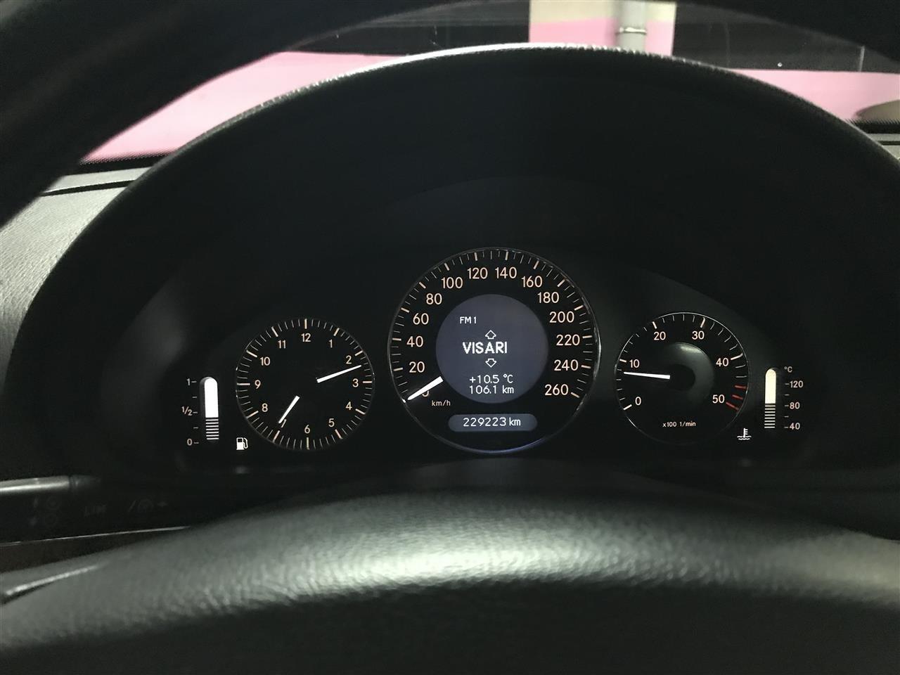 Mercedes-E220-
