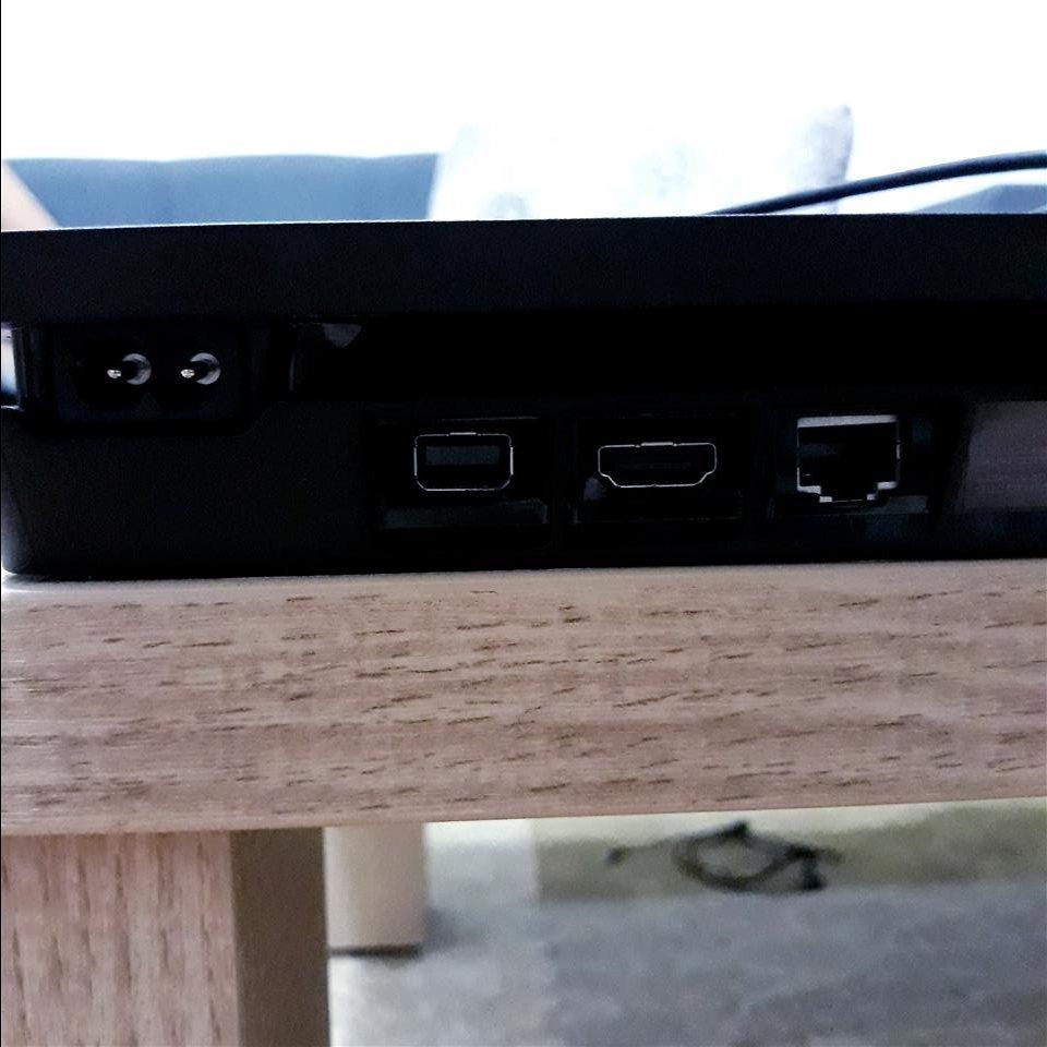 -Playstation-4-Slim