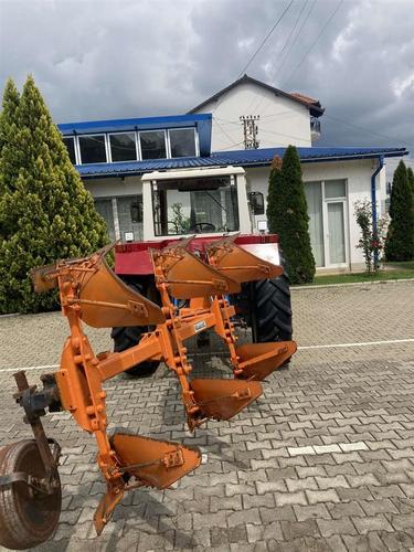 Shiten pllugjet e traktorit