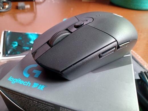 Logitech-G304-Lightspeed-Wireless-Gaming-Mouse