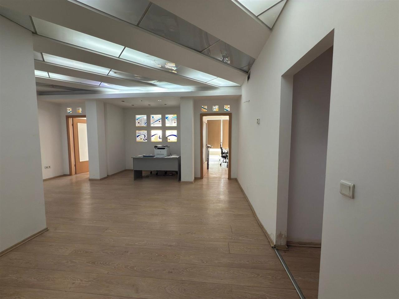 Zyrë-me-qera--150m2--afer-Sach-caffe--Raiffaisen-