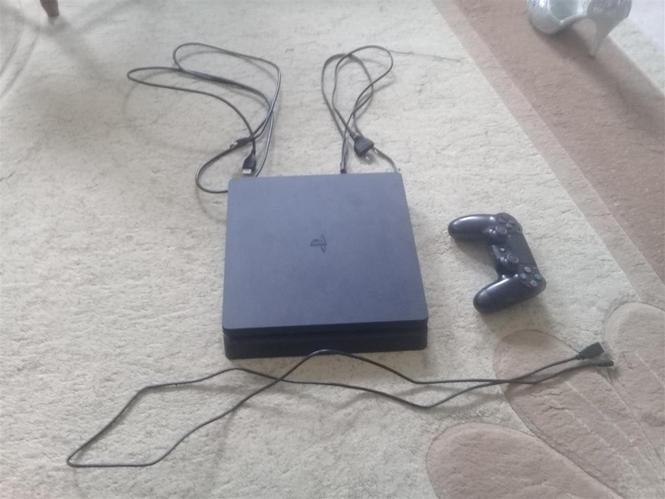 PS4 slim 