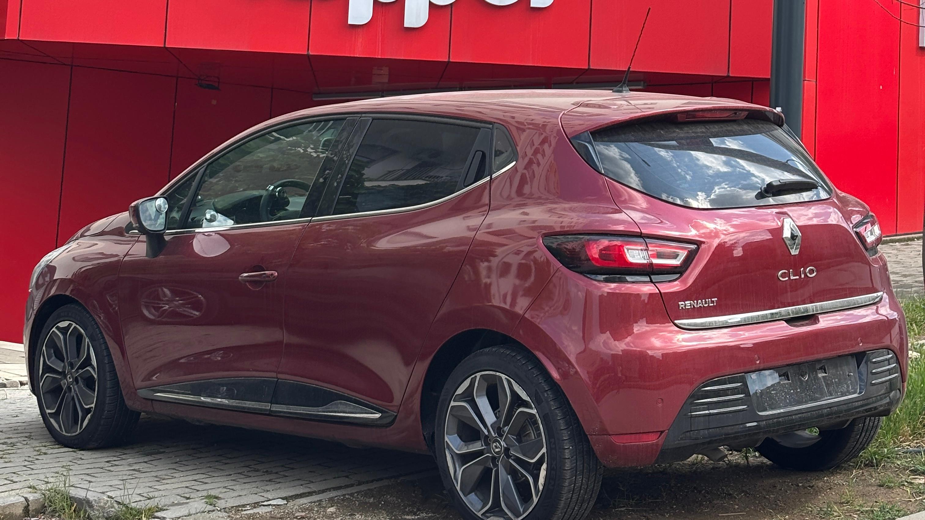 Shitet-Renault-Clio-1-5-DCI-VITI-2018-140-000-KM-Me-dogane-