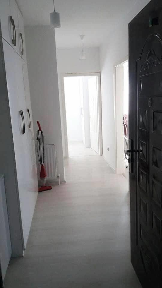 -Qira-Banes-Komode-ne-Fushe-Kosove-Perball-Bau-Marketit