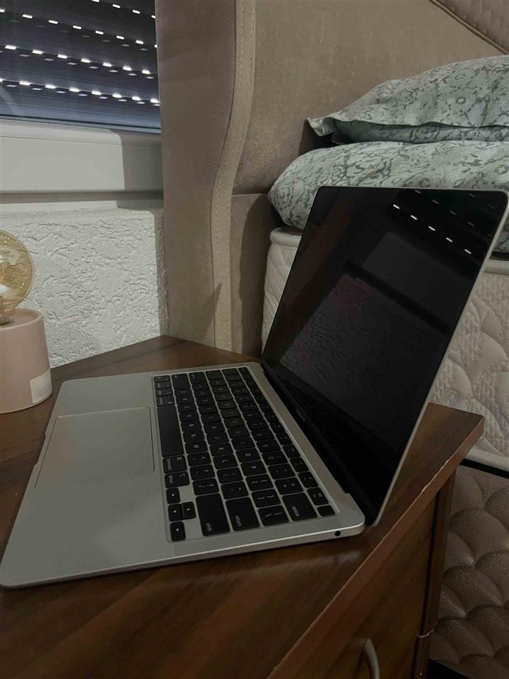 MacBook-Air-M1--2020