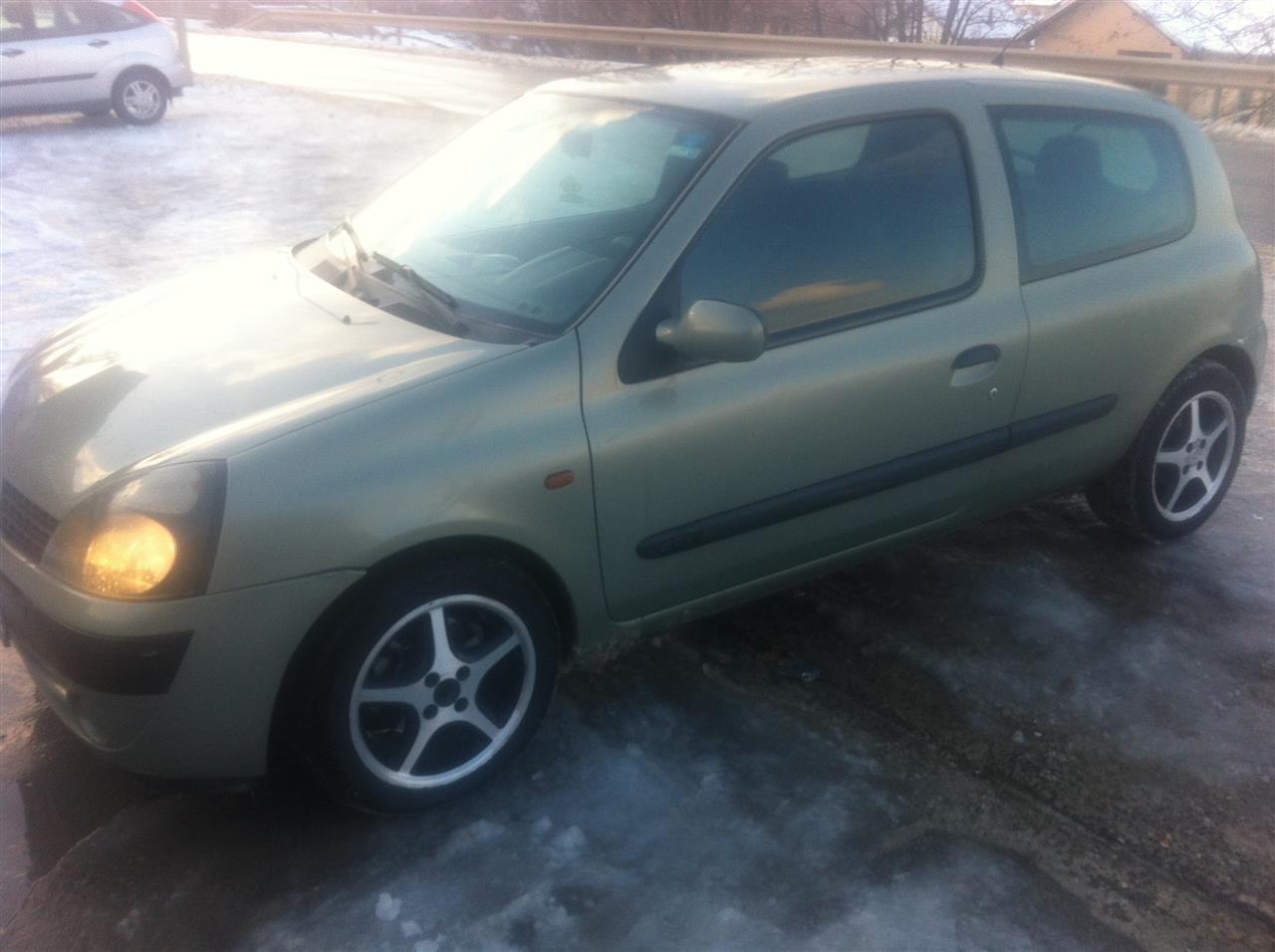 RENAUL-CLIO-2001