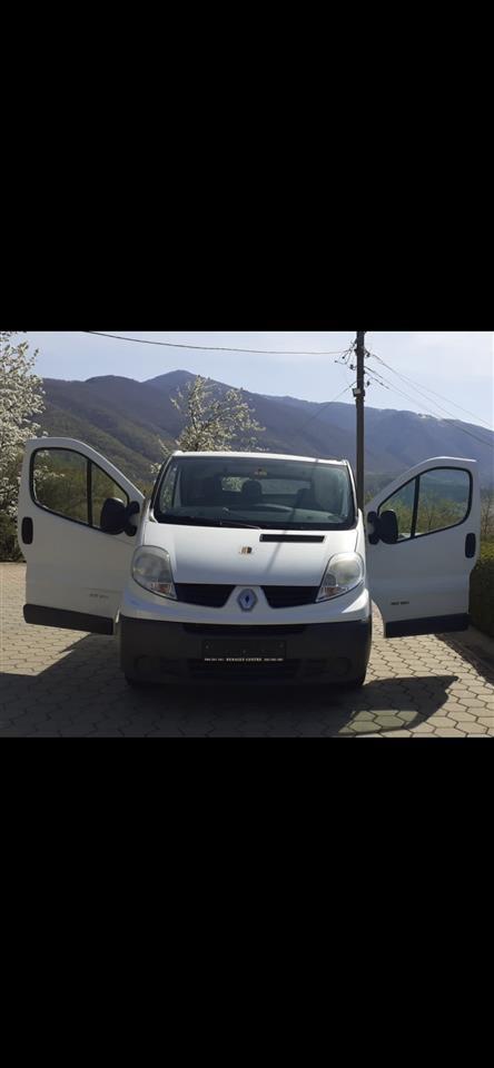 Renault-Trafic-2012-