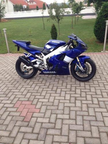 YAMAHA R1