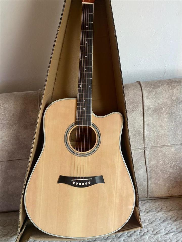 Gitare-akustike-e-re-