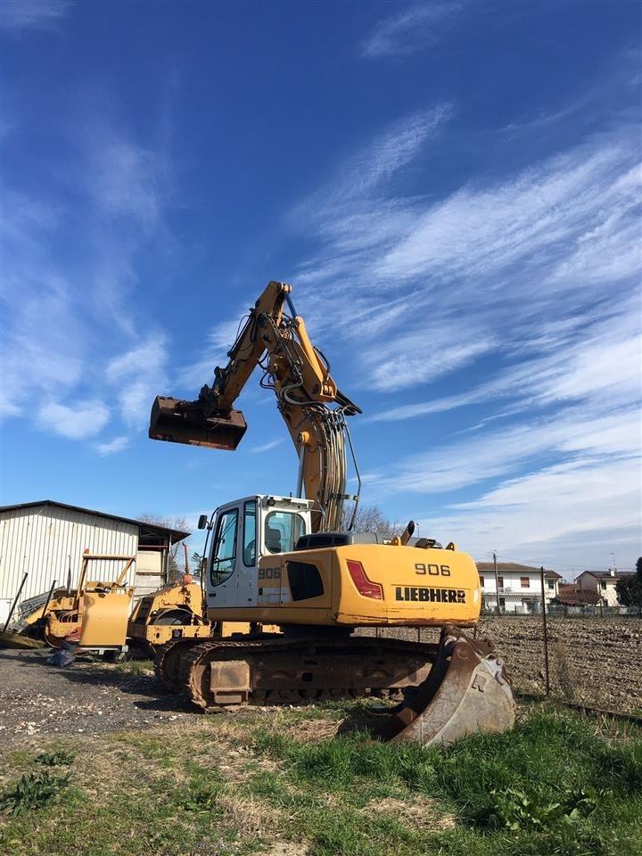 Liebherr-906-2012