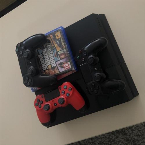 PS4 + 3 Controller