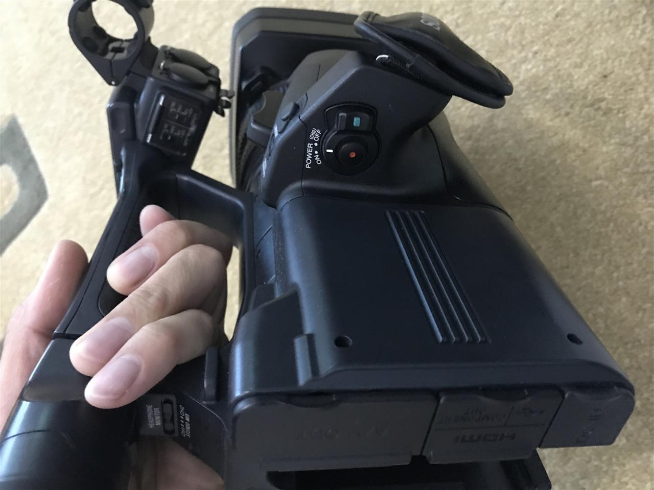 Sony-AX2000E