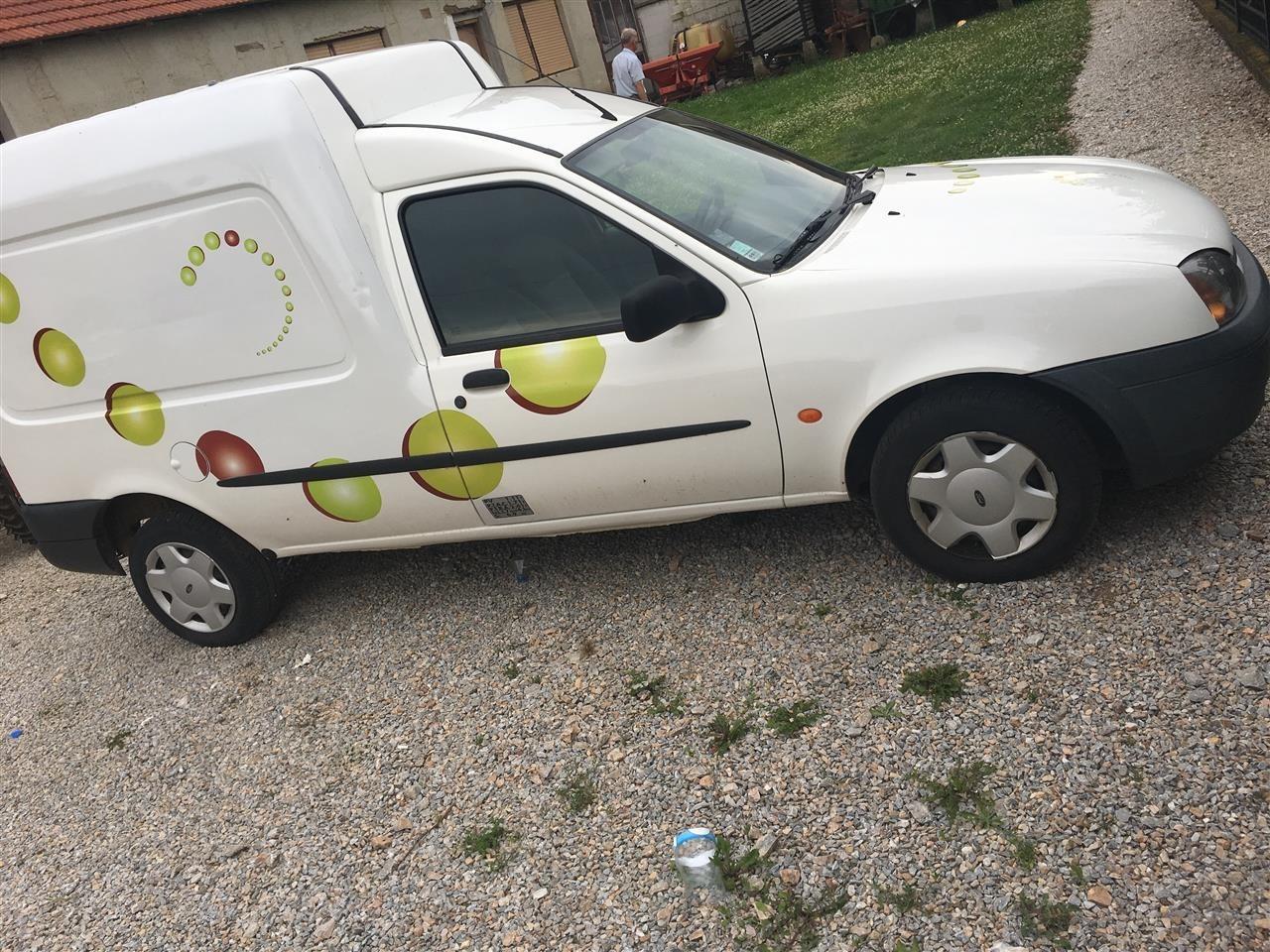 Shitet-pikapi-ford-courier-