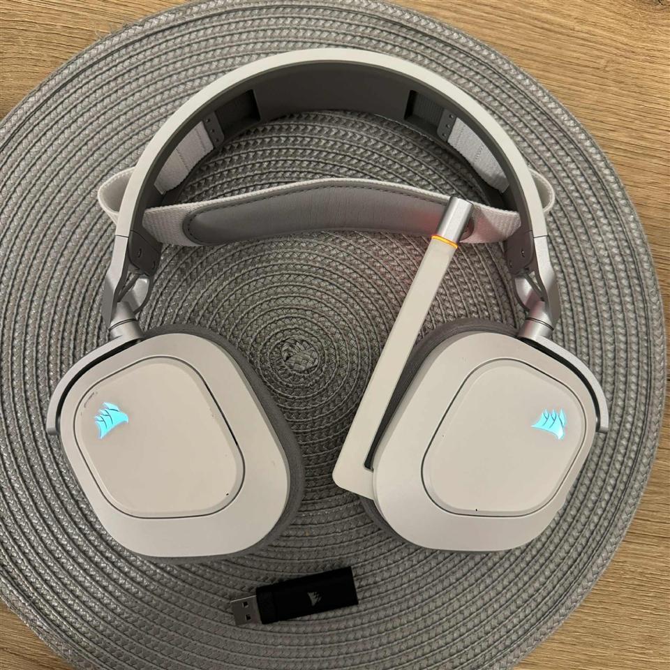 Kufje-Corsair-HS80-RGB-Wireless