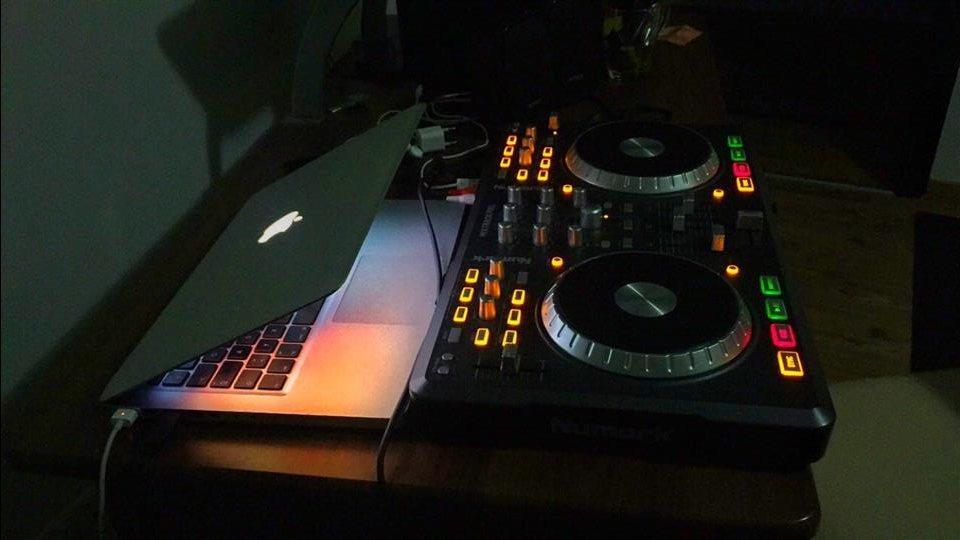 Dj-controller-numark-mixtrack-pro
