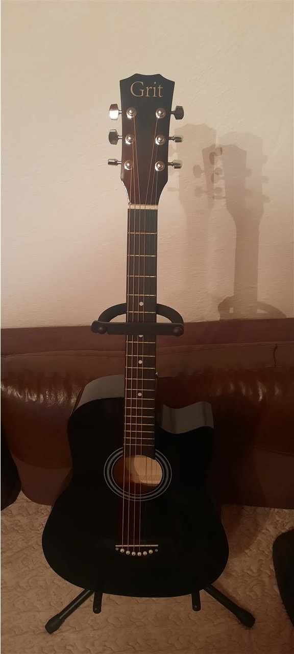 Gitare-akustike-e-re-
