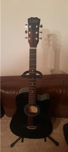 Gitare akustike e re 